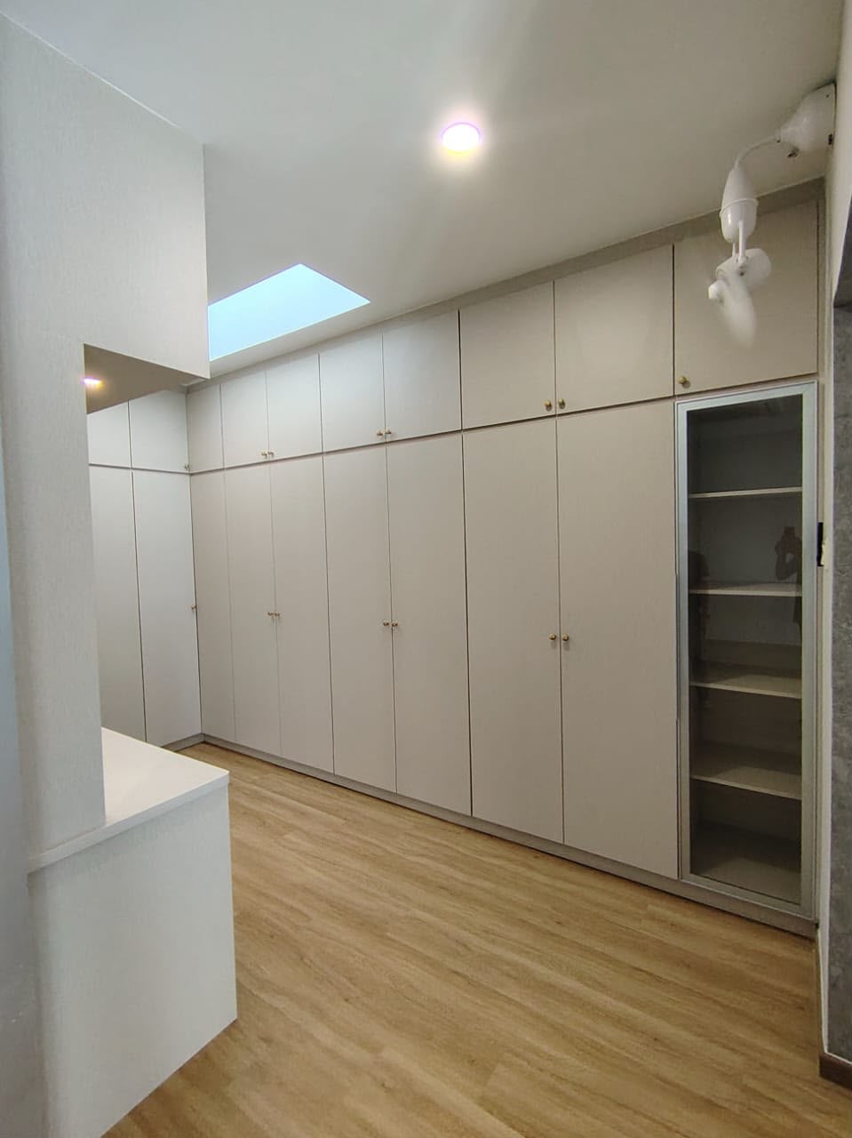 Walk-in Wardrobe Putih