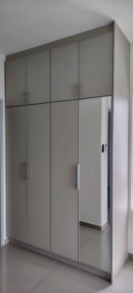 Wardrobe 4-Pintu dengan Cermin
