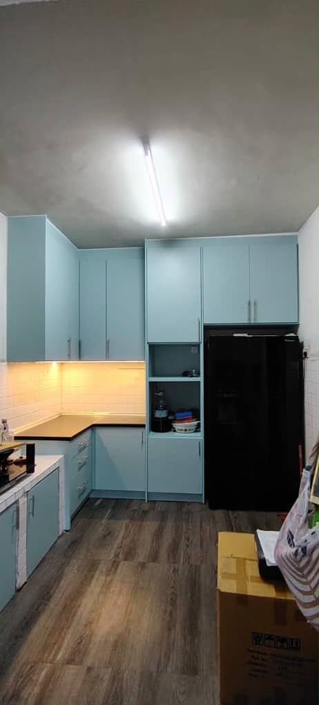 Kabinet Dapur L-Shape Biru Pastel