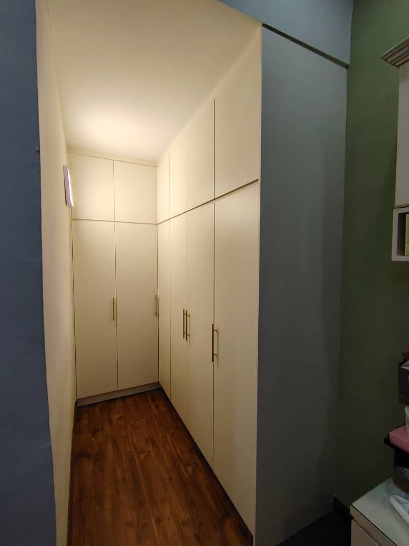 Wardrobe Putih dengan Pemegang Emas