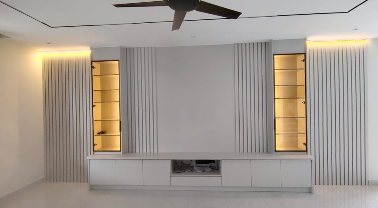 TV Wall Putih dengan Display Glass LED