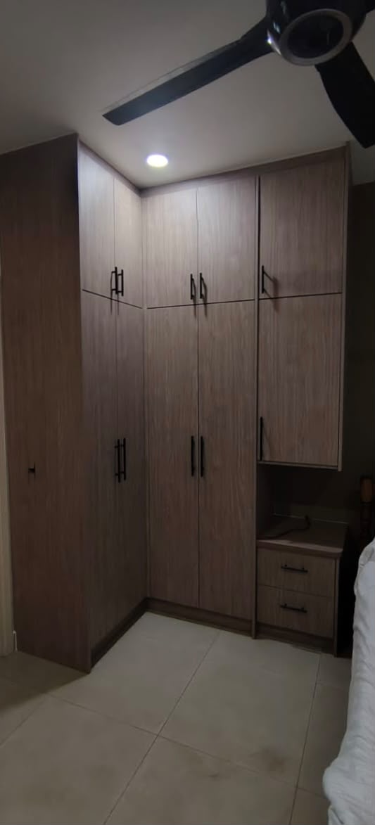 Wardrobe Kayu Walnut Built-In